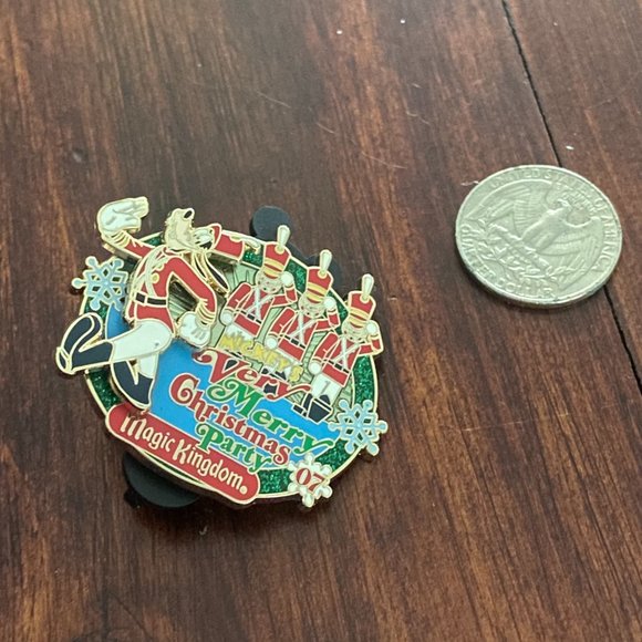 2007 Limited Edition Very Merry Christmas Party Goofy Toy Soldier Party Pin - Picture 2 of 4